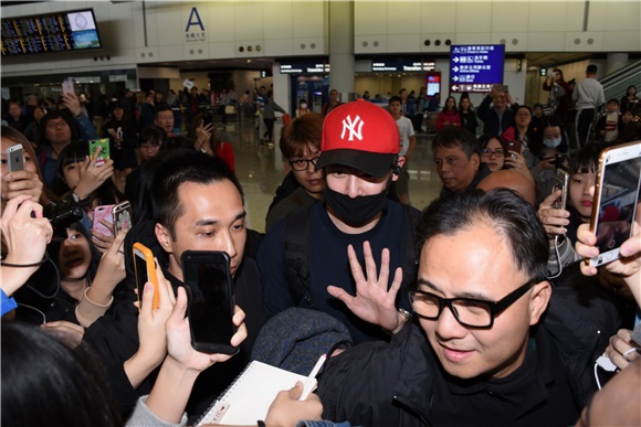 韩国偶像团体2P.M成员Nichkhun抵达香港机场