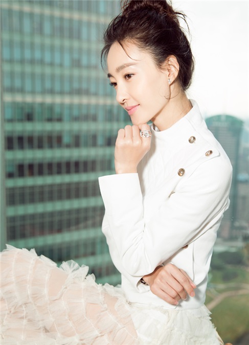 王丽坤展优雅颈部曲线 被赞:「天鹅颈」