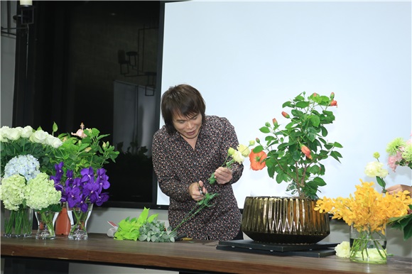 伍佰为电台活动献出插花秀