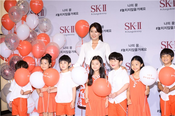 金喜爱、女团少女时代成员Sunny、歌手尹钟信及儿子尹拉益等出席某品牌活动