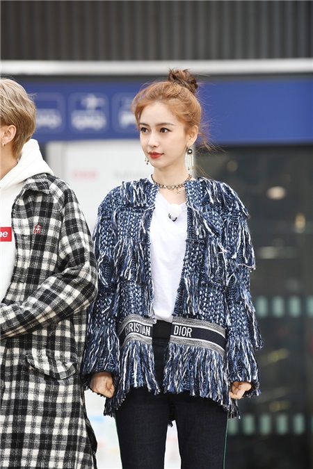 Angelababy八挂问女嘉宾喜欢谁 给点小提示就猜到