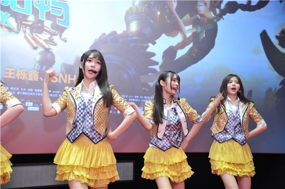 SNH48、王栎鑫出席电影《超能太阳鸭》活动