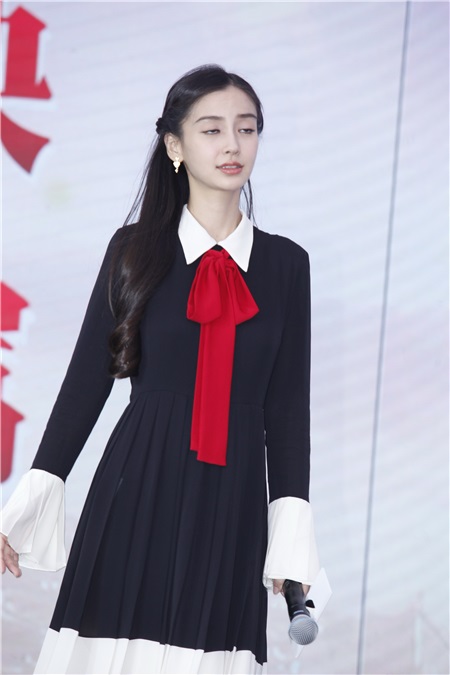 Angelababy与井柏然借位拥吻比爱心 呲牙咧嘴小表情不断一脸暧昧
