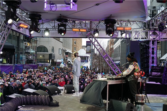 吴亦凡献唱级碗Super Bowl LIVE舞台 成首位登场华人