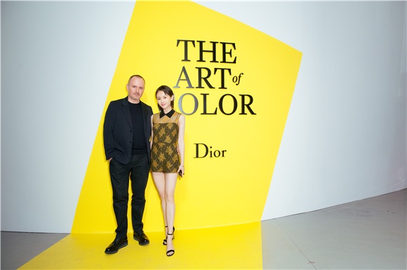 王子文出席时尚品牌艺术展 新发型清新自然少女感十足