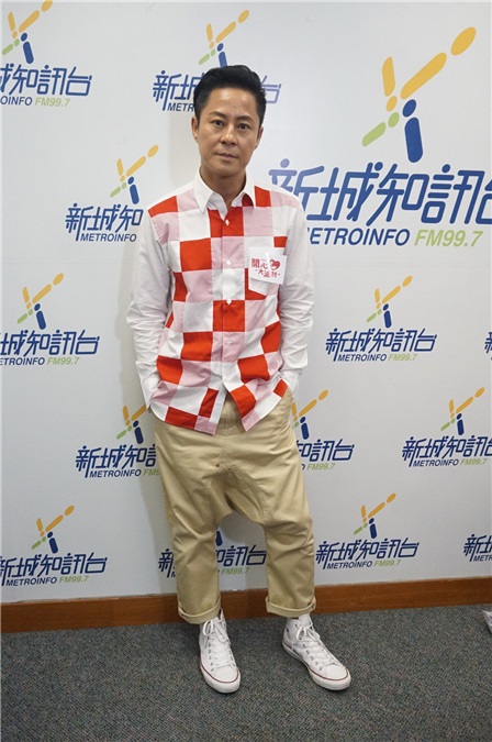 蔡一杰出席电台活动宣传自己的最新作品