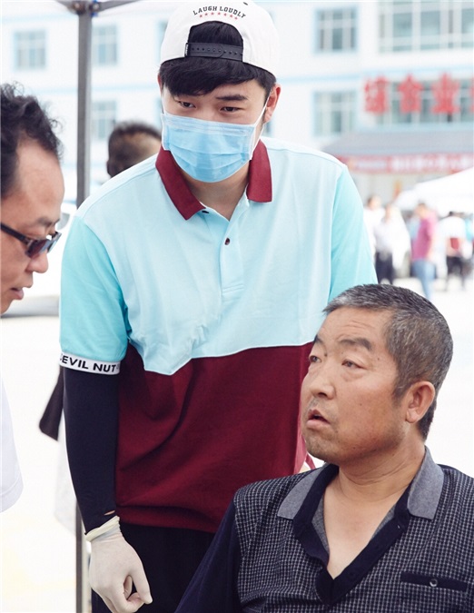 陈赫暖心慰问患病儿童 众星齐聚韩红公益爱心接力
