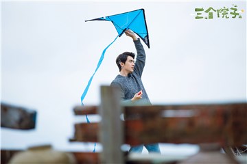 林更新在《三个院子》放风筝