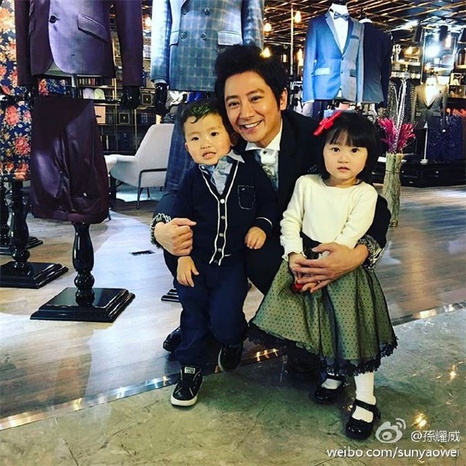 孙耀威开工左拥右抱
