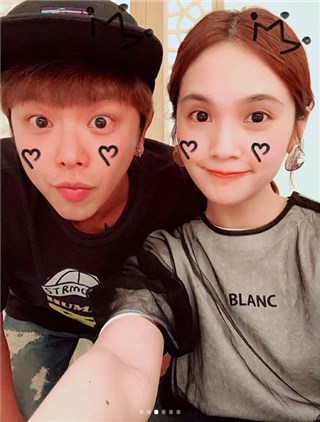 杨丞琳邀华冈好友小鬼、王心凌聚会 女神难得同框