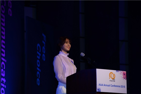 金宇彬与雪炫出席KAA颁奖礼