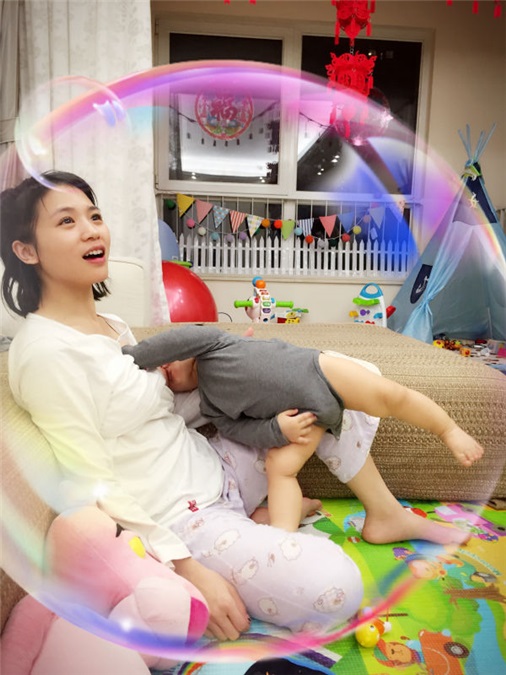 黄英自曝哺乳照不慎走光 网路引起大批争议