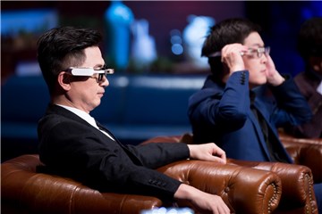 黄舒骏试戴创龙科技眼镜