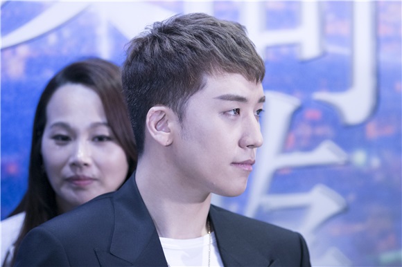 Bigbang成员胜利致歉火车事件 郭碧婷碎花裙小清新