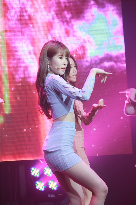 女团MelodyDay举行迷你2辑《KISS ON THE LIPS》发售showcase