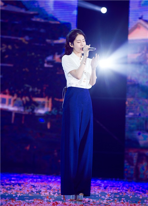 张碧晨仙侠盛典首唱《时光笔墨》 歌声唯美尽显柔情