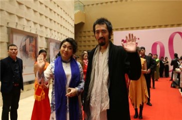 央视主持人潘晓蕾与知名歌手邱三强出席粉红盛典红毯仪式