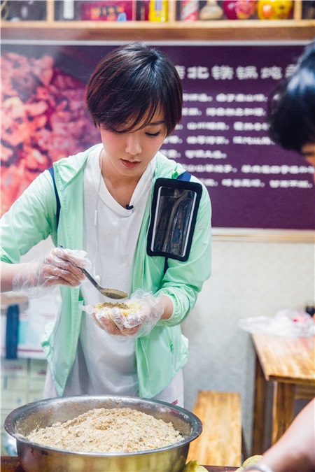 王珞丹尝试活字印刷自嘲「智商堪忧」 包土月饼「露馅儿」了