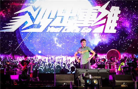沙宝亮谭维维工体开唱 四万歌迷狂欢秒变大型KTV