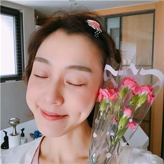飞飞翔翔提早帮范范过母亲节 第一次收到康乃馨的范玮琪超感动