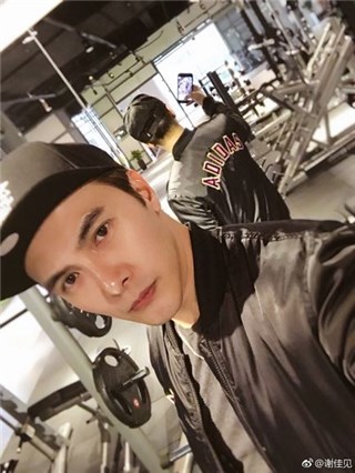 (谢佳见忙拍戏也不忘追陆剧 图/翻摄自谢佳见微博)