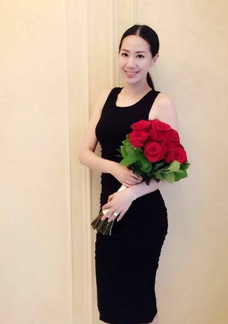 甄子丹提前准备惊喜玫瑰送汪诗诗共度结婚13周年纪念日