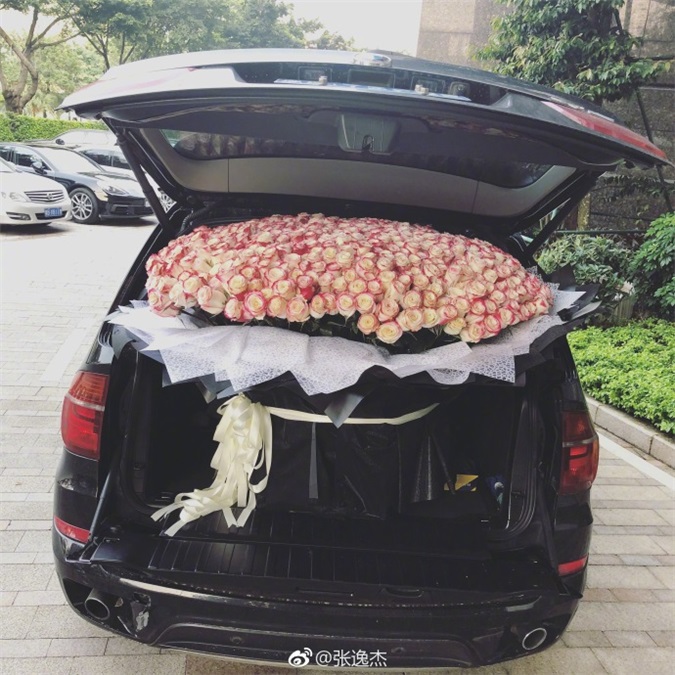 张逸杰遭土豪粉丝示爱 匿名赠送巨型玫瑰花束