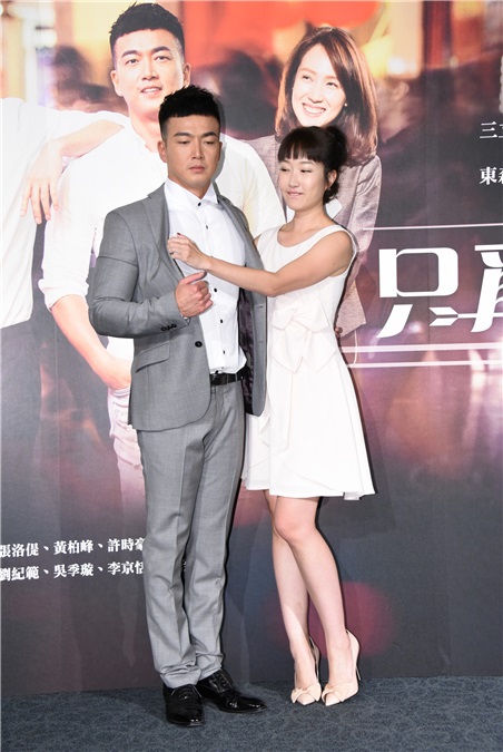 李沛旭、简宏霖、小薰、严正岚出席戏剧《只为你停留》首映会