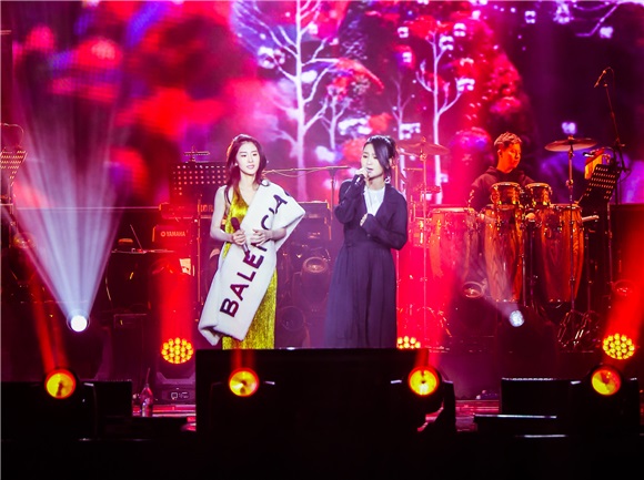 张碧晨「自饰」演唱会震撼开唱 周笔畅助阵现场逗趣互动