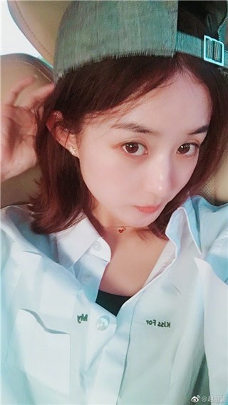 赵丽颖久违晒自拍大眼呆萌 粉丝：终於等到了