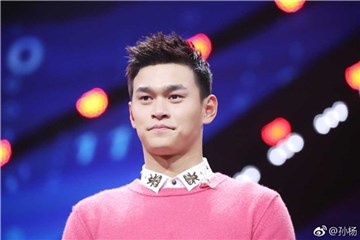 孙杨开心告别肮脏包 与林志颖合影大呼白成两道闪电