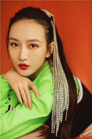 王鸥着拼色个性女团风运动装 身材管理满分