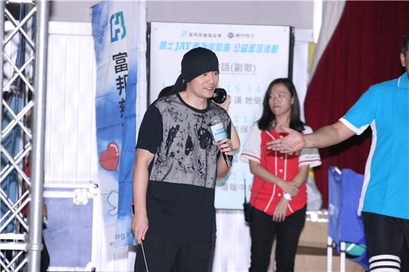 周杰伦出席勇士JAY盟为你加油公益篮球活动