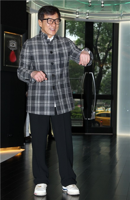 成龙出席精品旗舰店站台