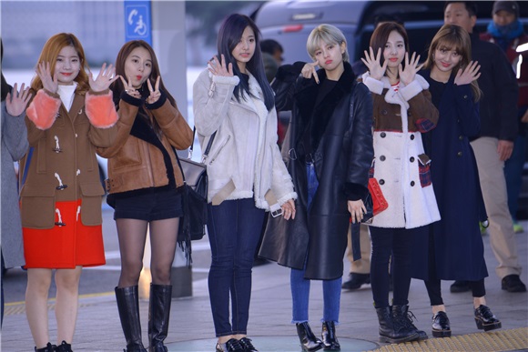 GFriend、TWICE前往香港参加《2016MAMA》