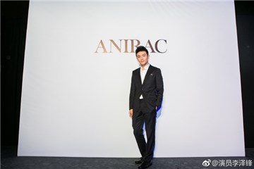 李泽锋出席上海时装周看秀 帅到粉丝想离婚