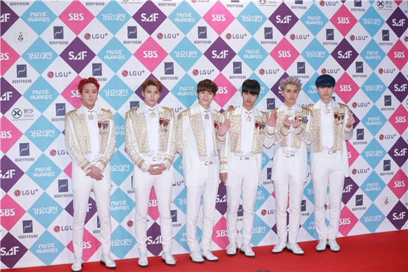 男团EXO、Seventeen、CNBLUE等亮相2016SBS歌谣大战红毯仪式