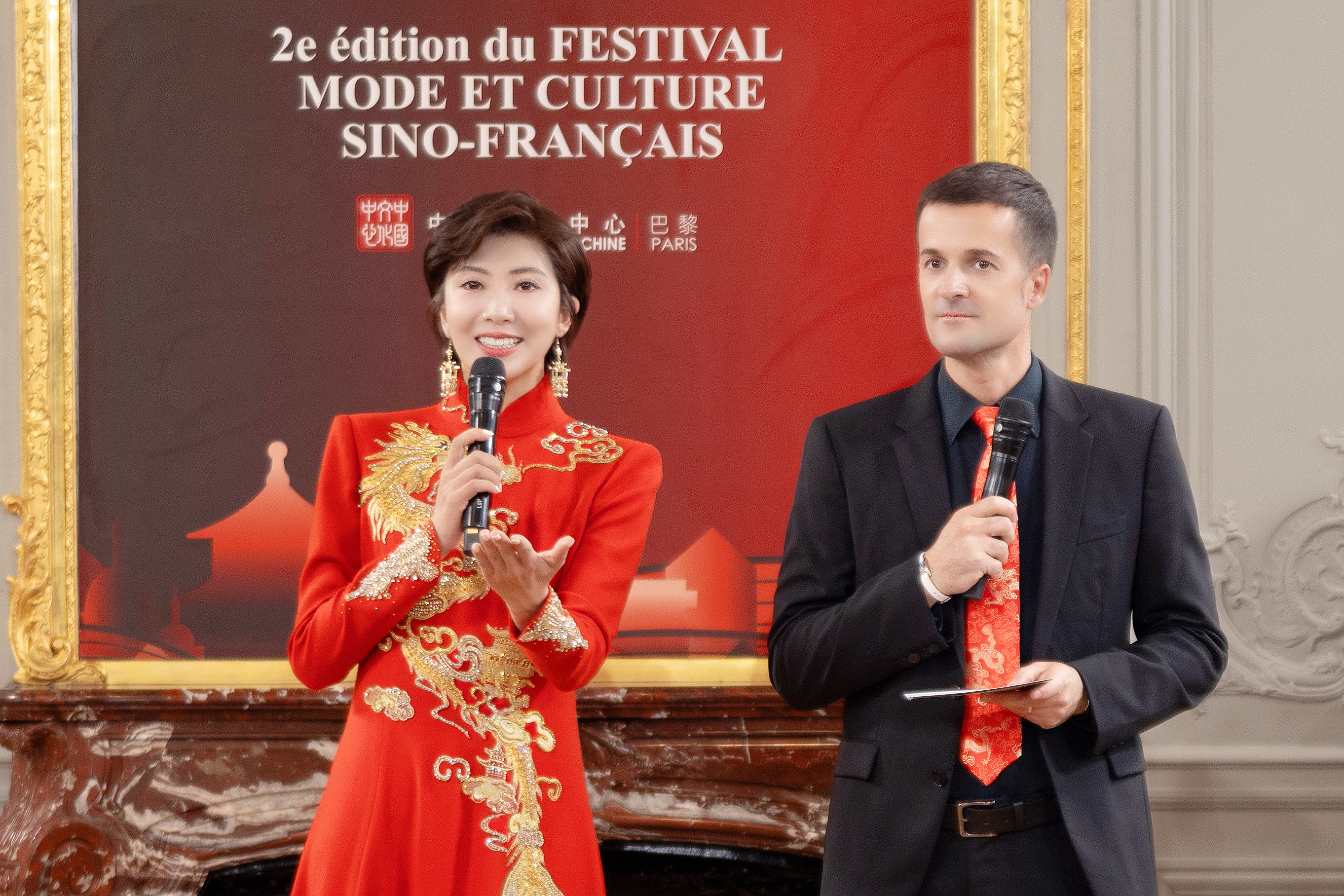主持人紫檀中法时装周开幕式 绽放中国红独特魅力