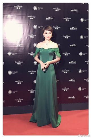 李心洁一袭绿色礼服出席金环奖 迷翻众人
