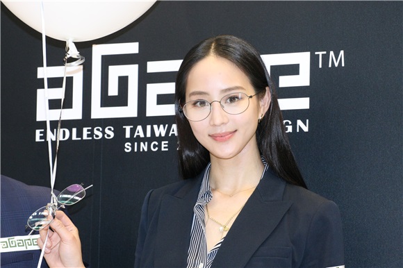 张钧甯出席aGape超轻量眼镜代言活动