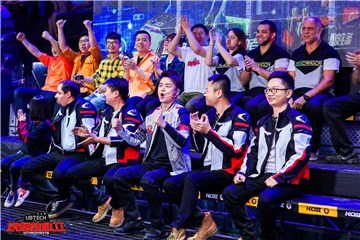 沈涛与战队成员在比赛现场