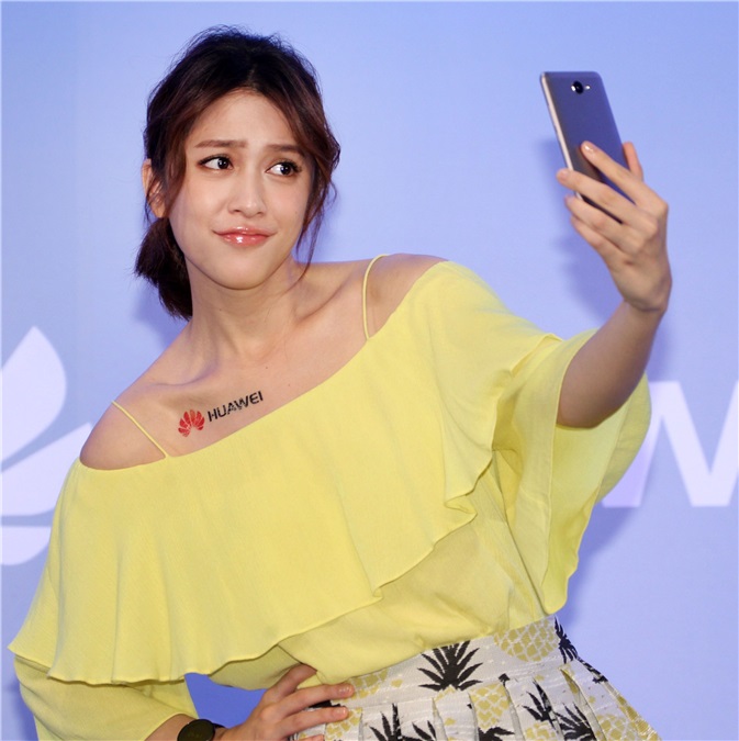 刘奕儿一身活泼亮丽的造型出席手机活动