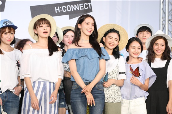 韩星润娥为H:CONNECT走秀