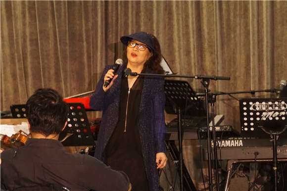 徐小凤为演唱会排练