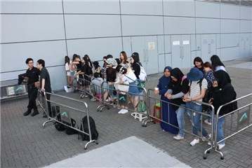 〈Yes香港现场〉Super Junior离港现身机场 开心挥手向粉丝道别