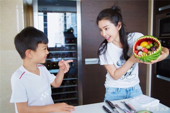 李冰冰为宝贝侄子 刻出「儿子」李小鲨