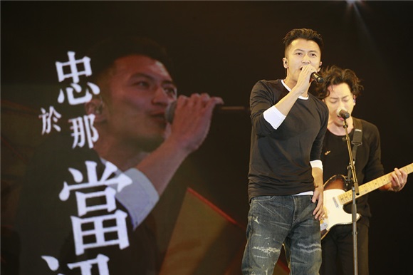 谢霆锋新年神秘亮相叱咤舞台 献唱经典勾勒回忆惹粉丝泪目