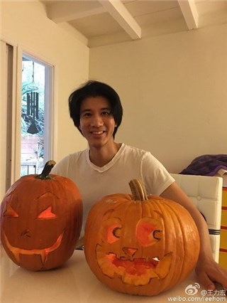 王力宏大秀南瓜雕刻手艺  却遭网友吐槽这个..？