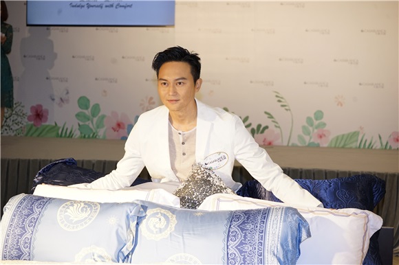 张智霖出席代言床上用品活动