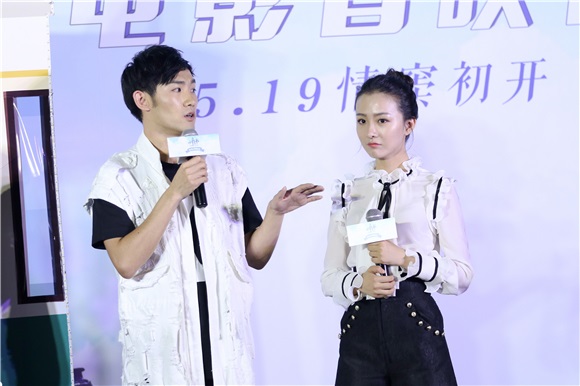 何洁亮相《小情书》首映礼 自曝曾收「拼音版」情书